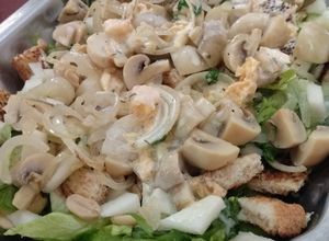 Una foto de Ensalada de lechuga con champiñones, cebolla y crutones...