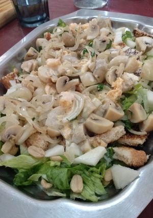 Una foto de Ensalada de lechuga con champiñones, cebolla y crutones...