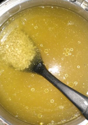 Una foto de Sopa de arroz yamaní con leche de coco y cúrcuma 🐙🐛🦋