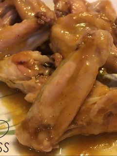 Una foto de Alitas de pollo con salsa de mostaza y miel