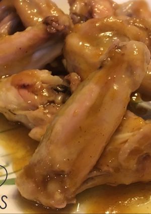 Una foto de Alitas de pollo con salsa de mostaza y miel