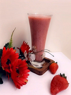 عکسی از دستور اسموتی توت فرنگی و موز Strawberry and banana smoothie🍓🍌