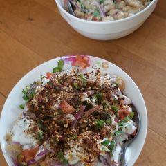 A picture of Streets style chana chaat.