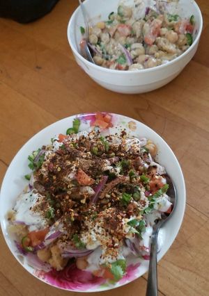 A picture of Streets style chana chaat.