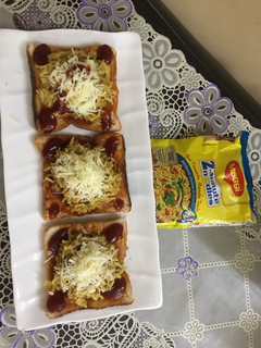 મેગી નૂડલ્સ ગી્લ ટોસ્ટ (Maggi Noodles Grilled Toast Recipe In Gujarati) રેસીપી મુખ્ય ફોટો