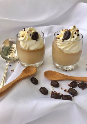Une photo de Panna cotta au café