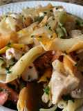Strozzapreti tricolor con pollo, tomate y cebolla