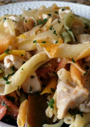 Una foto de Strozzapreti tricolor con pollo, tomate y cebolla