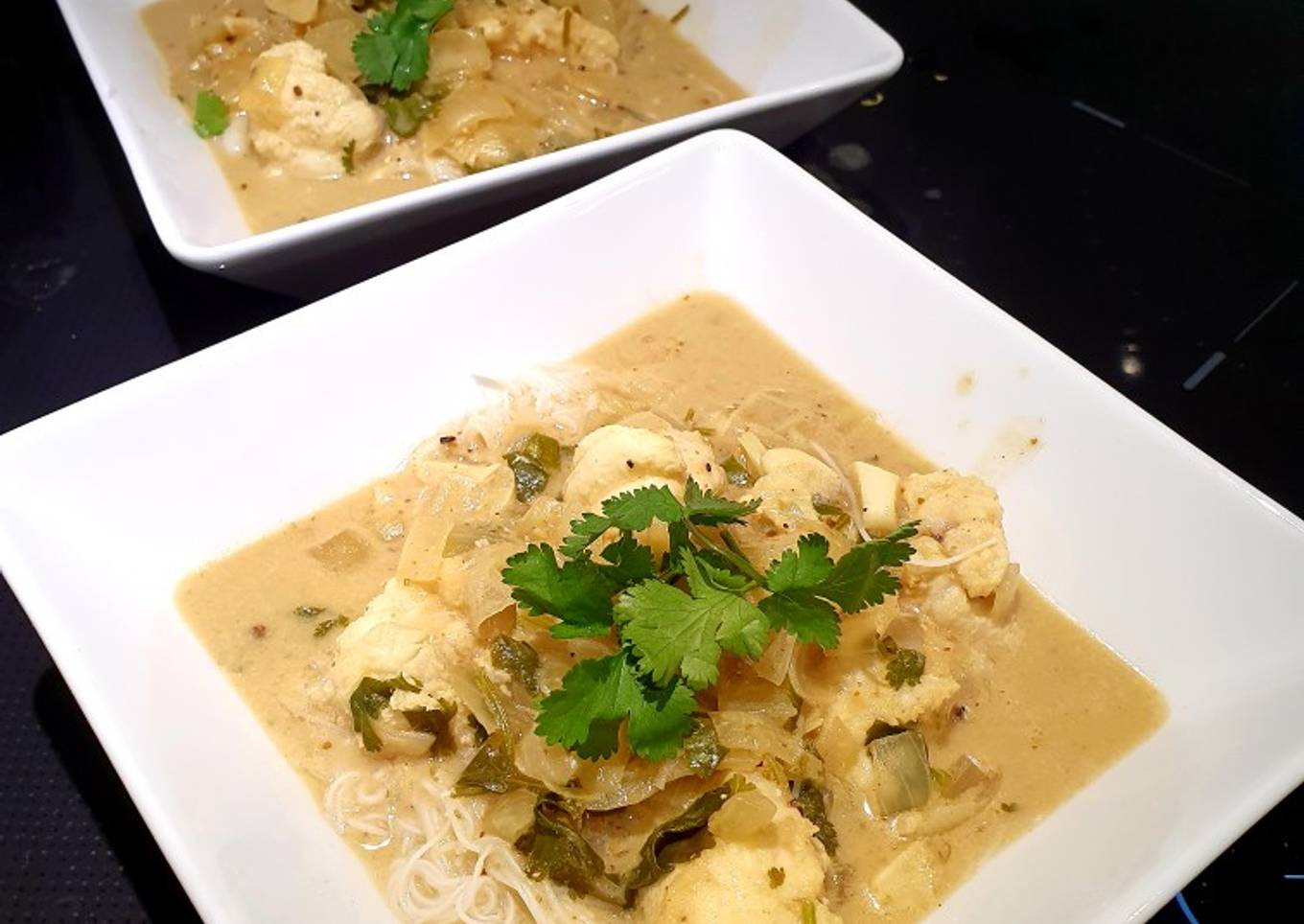 Curry de pescado y coco con fideos de arroz
