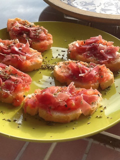 Una foto de Rebanadas de tomate y jamón