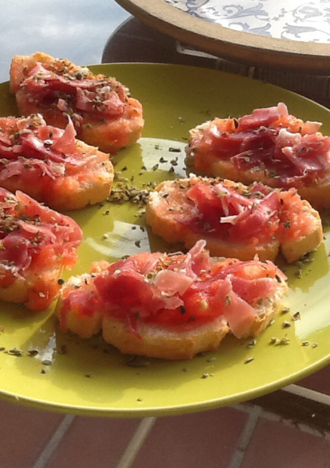 Una foto de Rebanadas de tomate y jamón