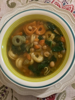 Una foto de Sopa de vegetales y tortellini