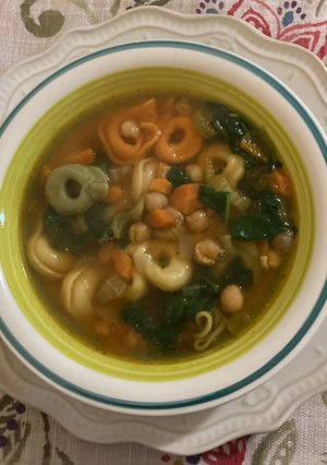 Una foto de Sopa de vegetales y tortellini
