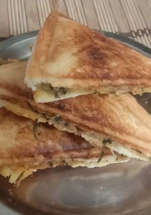 ટોસ્ટ સેન્ડવીચ (Toast Sandwich Recipe In Gujarati) રેસીપી મુખ્ય ફોટો