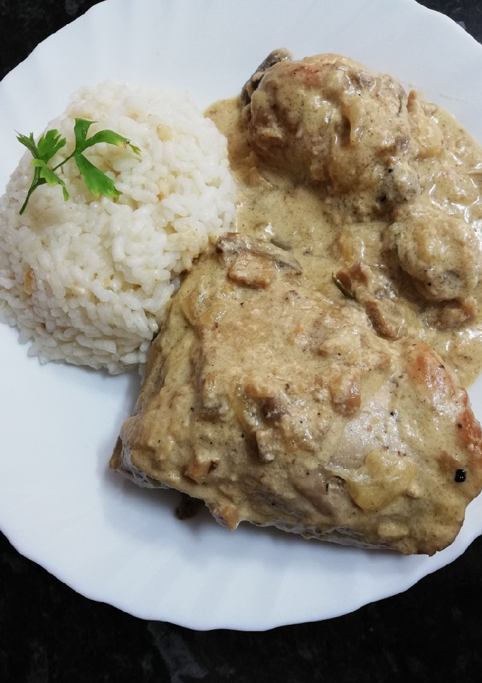 Una foto de Pollo con salsa de champiñón❤️