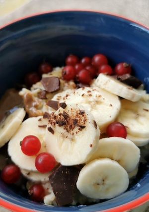 Une photo de Porridge banane groseilles