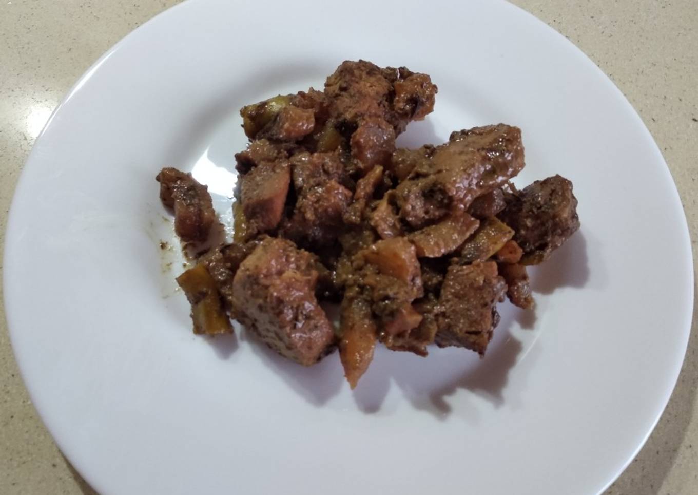 Atún con salsa de carne y manzana caramelizada