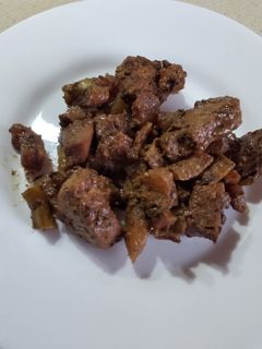 Una foto de Atún con salsa de carne y manzana caramelizada