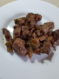 Una foto de Atún con salsa de carne y manzana caramelizada