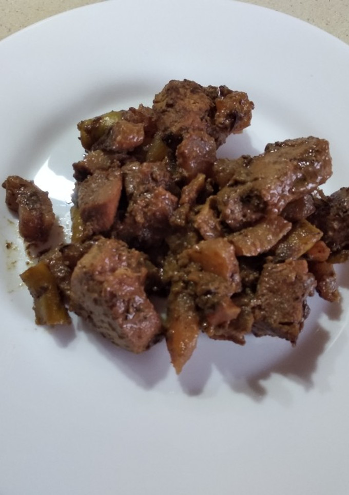 Una foto de Atún con salsa de carne y manzana caramelizada