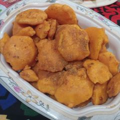 A picture of Aloo ke pakoray.