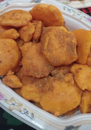 A picture of Aloo ke pakoray.