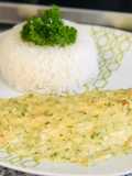 Filete de pescado en salsa cremosa de ajo