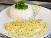 Una foto de filete de tilapia en salsa