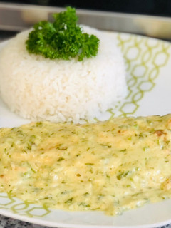 Una foto de Filete de pescado en salsa cremosa de ajo