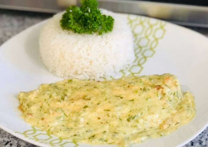 Filete de pescado en salsa cremosa de ajo Receta de Ingrid Sánchez- Cookpad