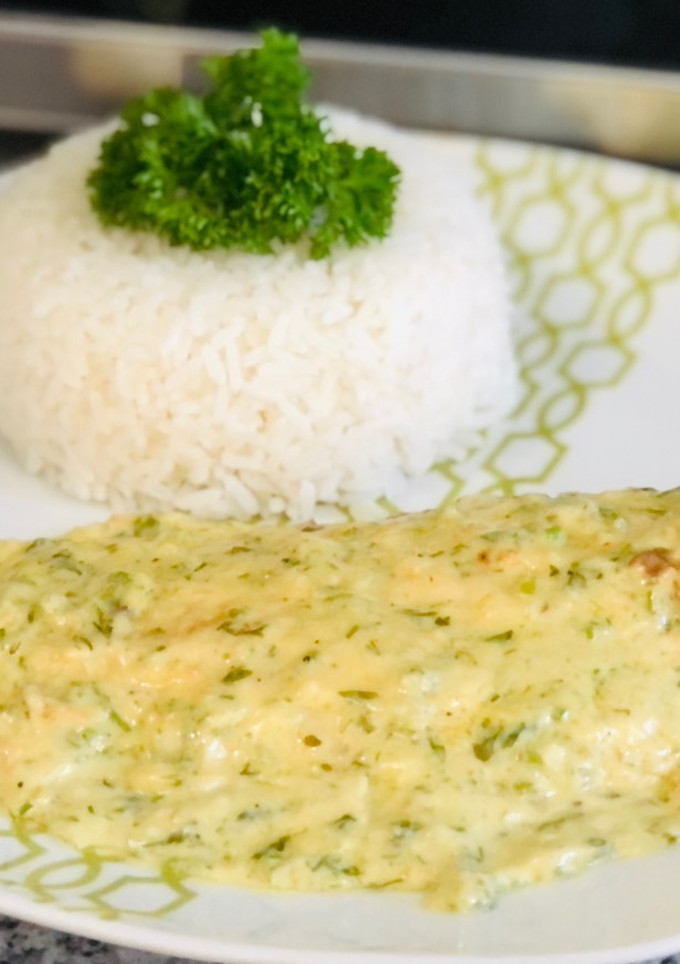 Una foto de Filete de pescado en salsa cremosa de ajo