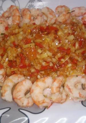 Una foto de Langostinos con salsa criolla