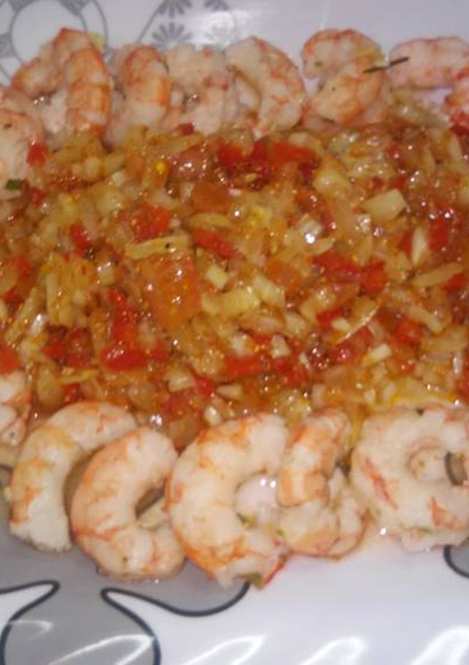 Una foto de Langostinos con salsa criolla