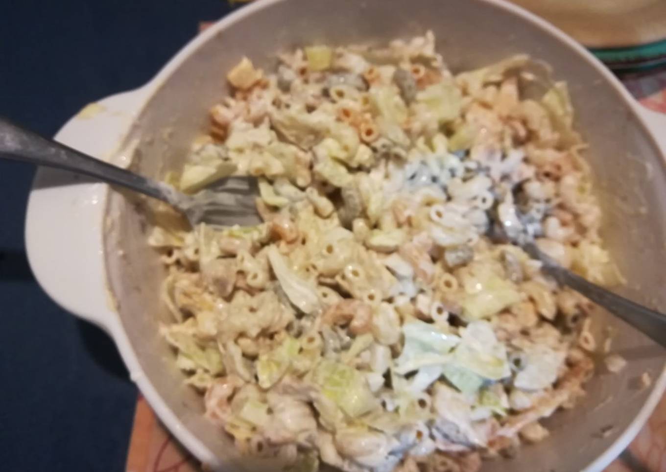 Ensaladilla de pollo con coditos de espinacas, tomates y huevo