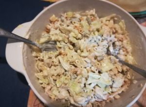 Una foto de Ensaladilla de pollo con coditos de espinacas, tomates y huevo
