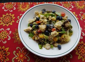 Una foto de Ensalada de cuscús y plátano maduro.