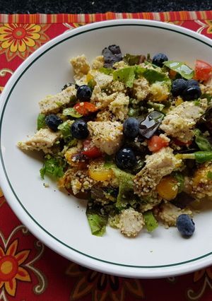 Una foto de Ensalada de cuscús y plátano maduro.