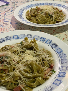 Una foto de Tallarines a la carbonara