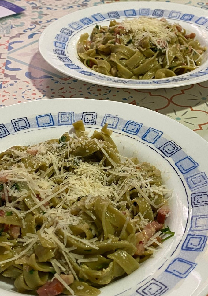 Una foto de Tallarines a la carbonara