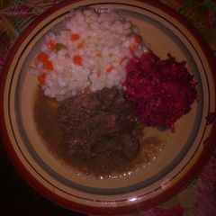 A picture of Samp with mixed veg and chicken livers with uncooked veg salad.