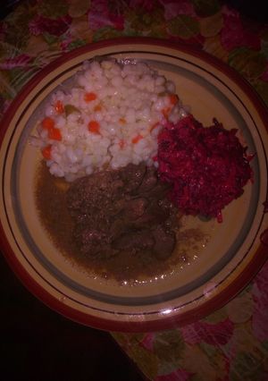 A picture of Samp with mixed veg and chicken livers with uncooked veg salad.