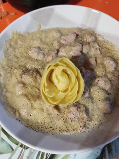 Una foto de Longaniza con salsa de alcachofas