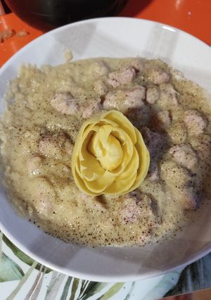 Una foto de Longaniza con salsa de alcachofas