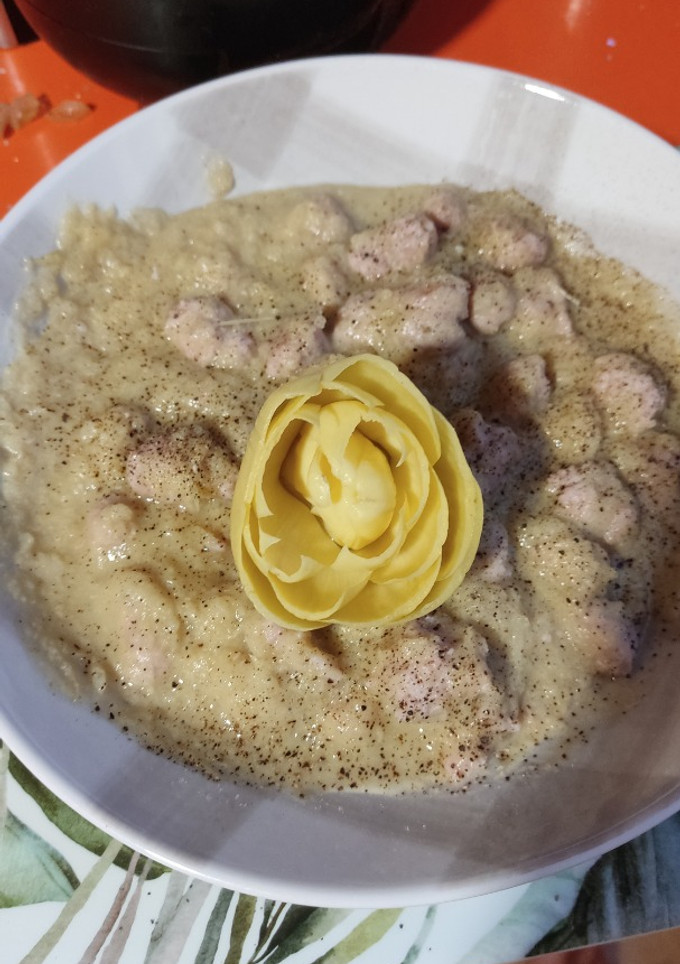 Una foto de Longaniza con salsa de alcachofas