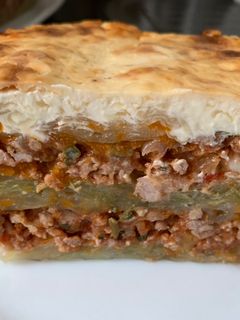 Una foto de Lasaña o pastel de repollo y carne