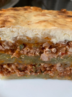 Una foto de Lasaña o pastel de repollo y carne