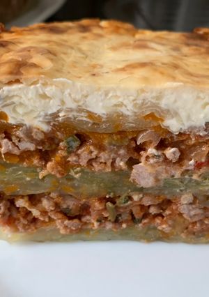 Una foto de Lasaña o pastel de repollo y carne