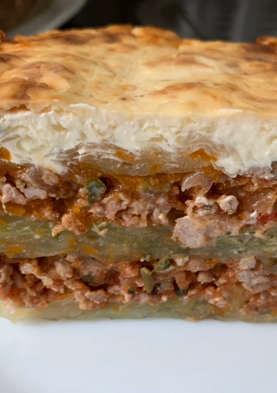 Una foto de Lasaña o pastel de repollo y carne