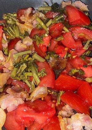 Una foto de Ensalada de tomate y bonito