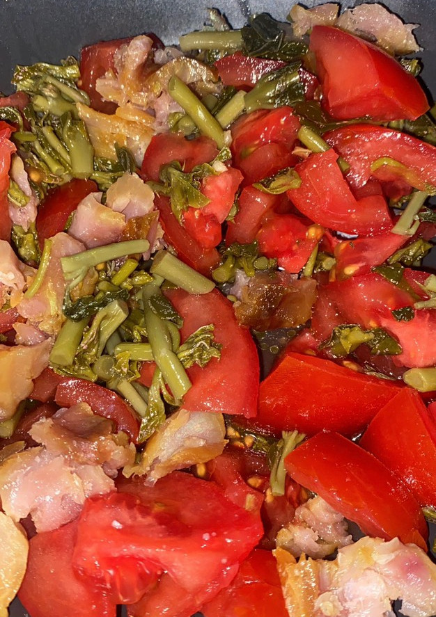 Una foto de Ensalada de tomate y bonito